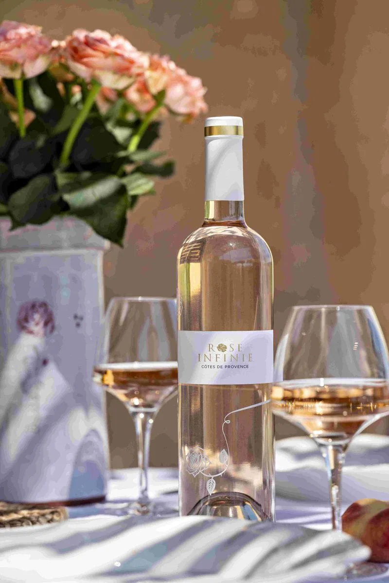 Infinie Provence Rosé sur table