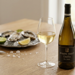 Fles Testut Chablis Rive Droite, witte wijn uit Chablis, Frankrijk, geserveerd bij oesters